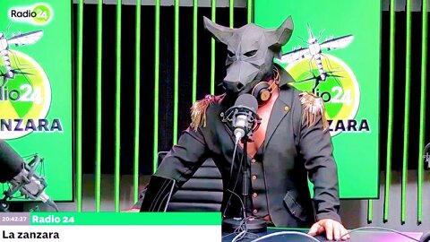 Nico Taurus sul palco con accento rosso